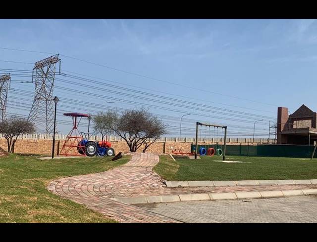 4 BEDROOM HOUSE FOR SALE IN MIDSTREAM HEIGHTS